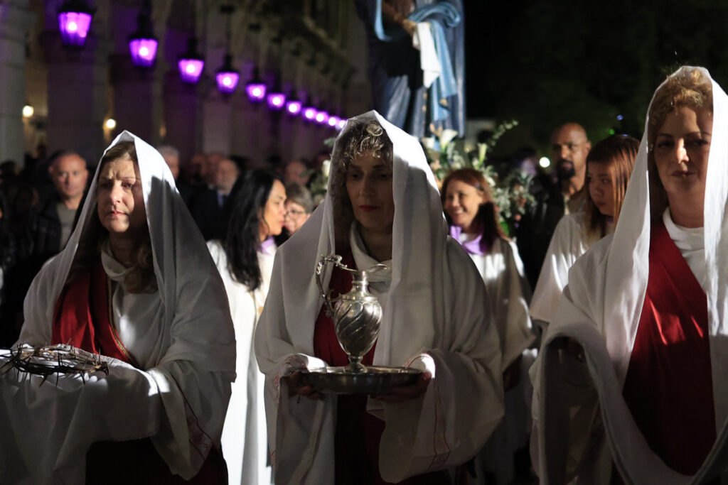 Πλημμύρισε κόσμο η Κέρκυρα τη Μεγάλη Παρασκευή – Αργά το βράδυ η τελευταία περιφορά Επιταφίου (Βίντεο)