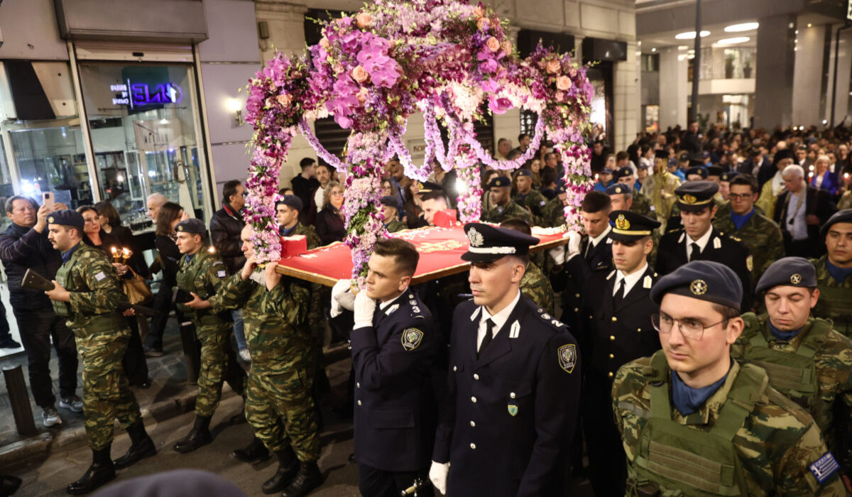 Μεγάλη Παρασκευή: Σε κλίμα βαθιάς κατάνυξης η περιφορά του Επιταφίου από τη Μητρόπολη Αθηνών (Βίντεο, Εικόνες)