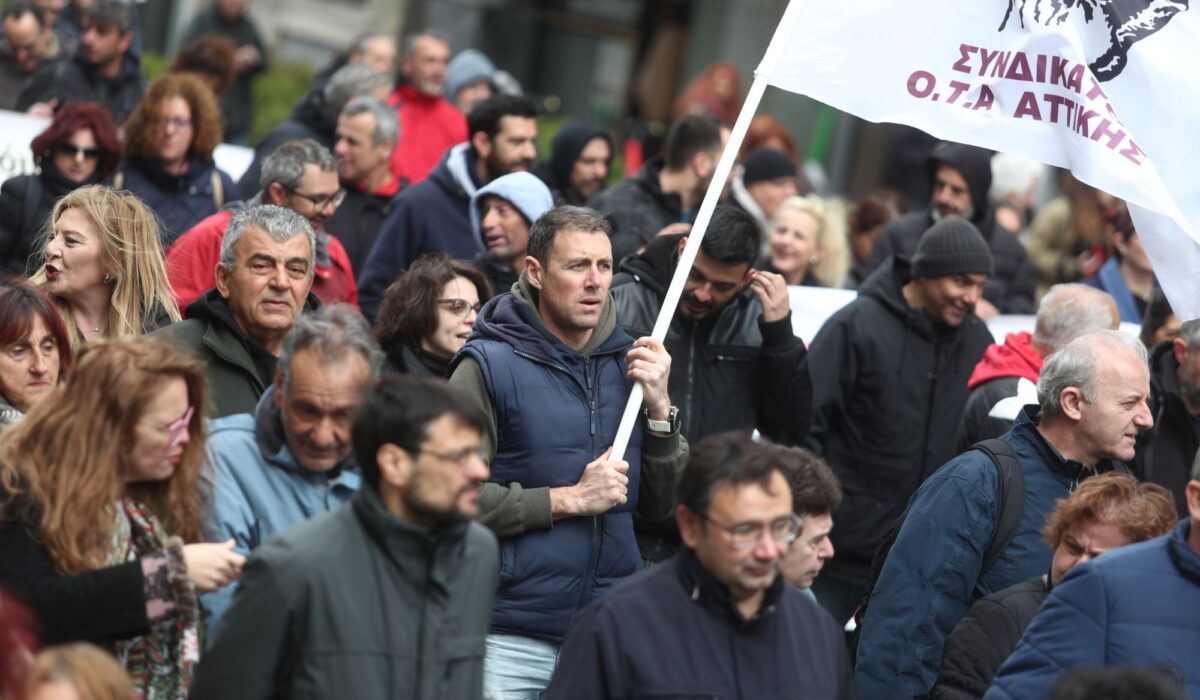 Απεργιακές συγκεντρώσεις: Πλήθος κόσμου σε Αθήνα και Θεσσαλονίκη – Τι ώρα κλείνει το Μετρό
