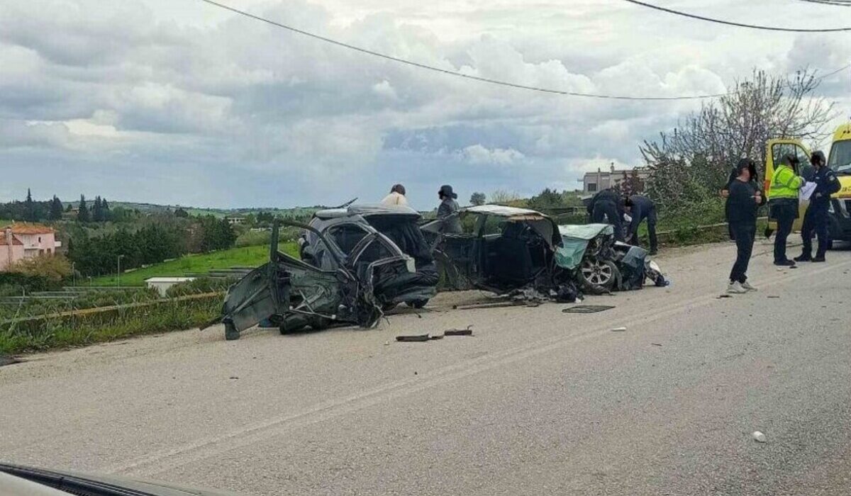 Τροχαίο στη Θεσσαλονίκη: Αυτοκίνητο καρφώθηκε στο διαχωριστικό διάζωμα και κόπηκε στα δύο – Πέντε τραυματίες