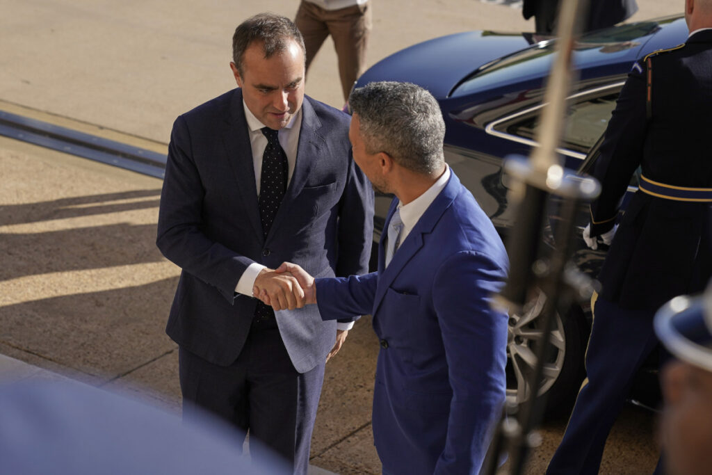 Οι υπουργοί Άμυνας της Γαλλίας, Σεμπαστιάν Λικορνί, και των ΗΠΑ, Πιτ Χέγκσεθ