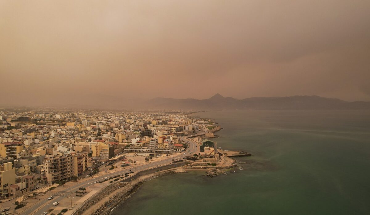 «Μάχη» στην Κρήτη με την αφρικανική σκόνη: 21 κιλά ανά στρέμμα – Φωτογραφίες