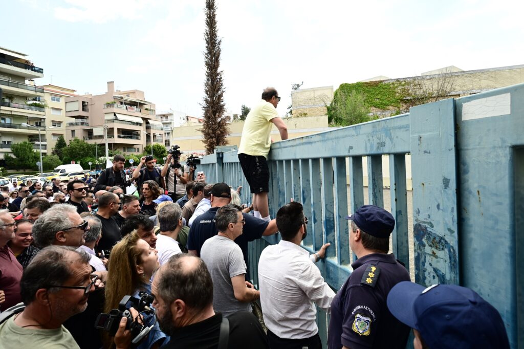 Απεργία ταξί: Ένταση και χημικά έξω από το υπουργείο Μεταφορών – Βίντεο