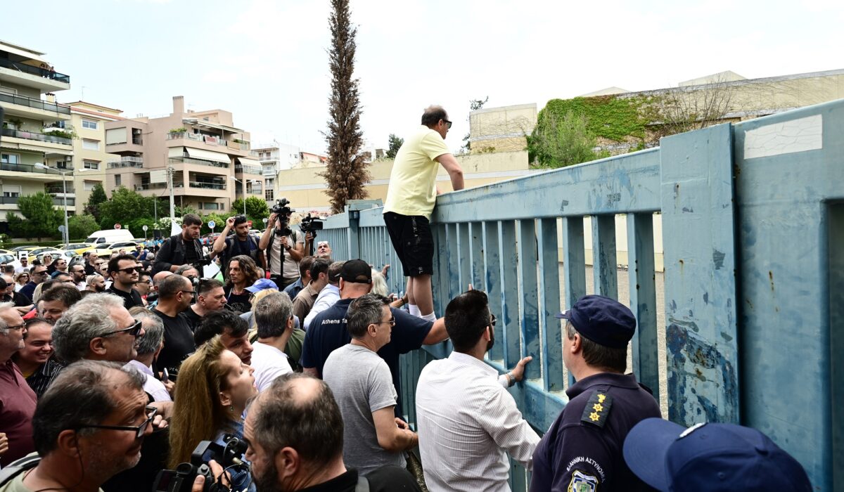 Απεργία ταξί: Ένταση και χημικά έξω από το υπουργείο Μεταφορών – Βίντεο