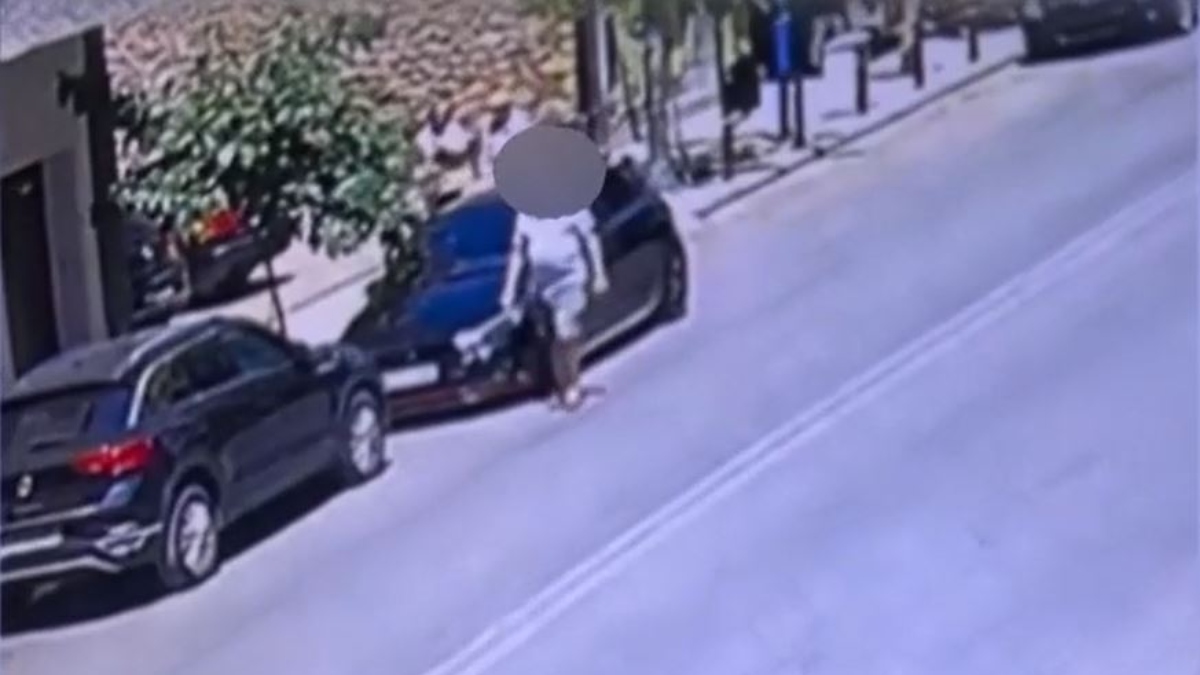 Βίντεο ντοκουμέντο με άνδρα που χαρακώνει αυτοκίνητα στο κέντρο της Αθήνας - «Το έχει κάνει συνήθεια»
