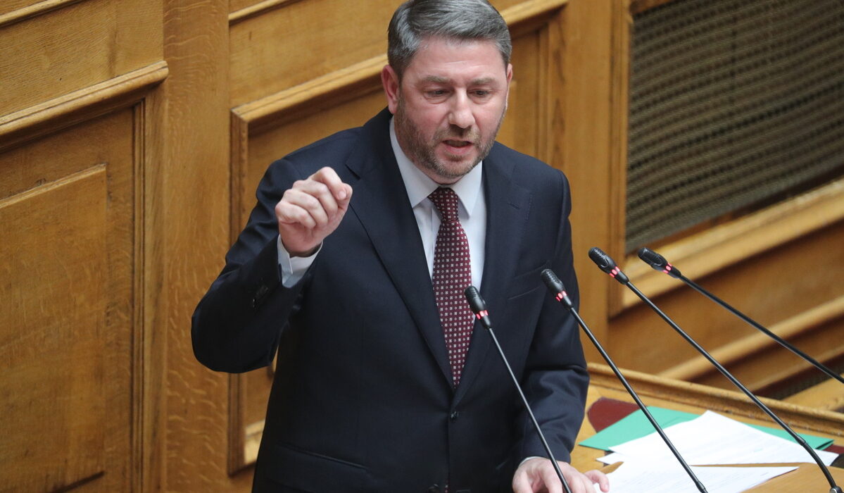 Ολομέτωπη επίθεση Ανδρουλάκη κατά Μητσοτάκη: Για ΟΠΕΚΕΠΕ, Καραμανλή και Τουρκία στην ευρωάμυνα