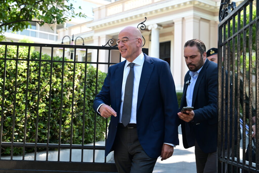 Στο Μαξίμου ψάχνουν γιατί ο Ν. Δένδιας άνοιξε πάλι την… «κερκόπορτα»