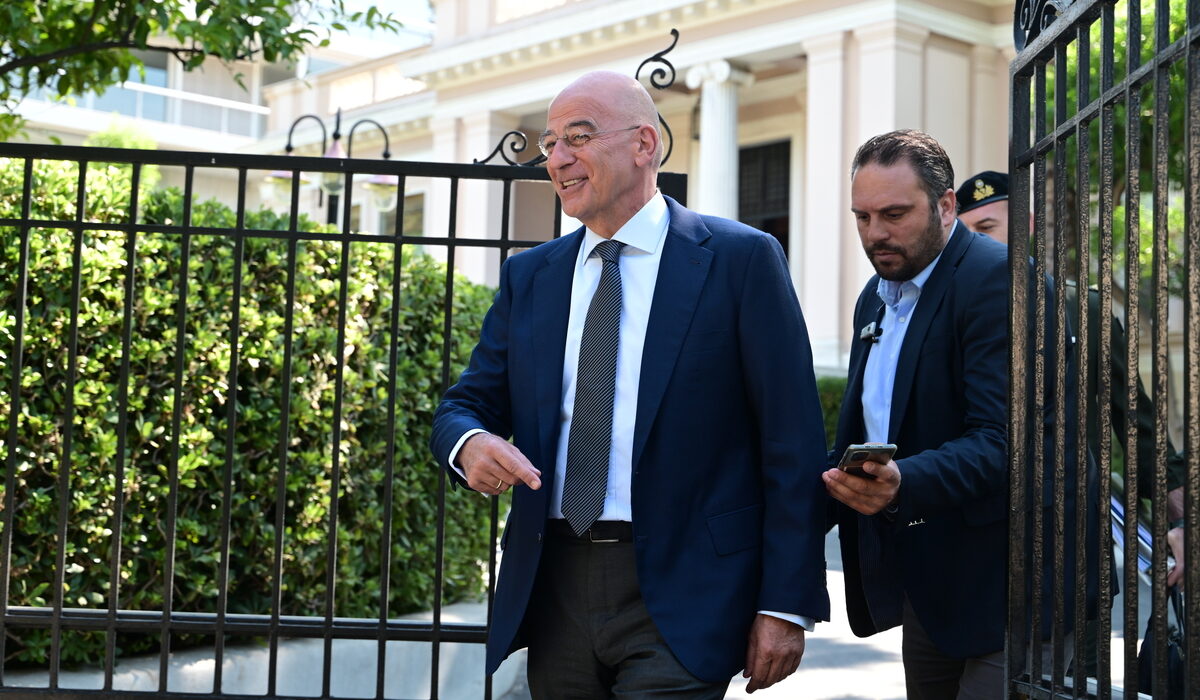 Στο Μαξίμου ψάχνουν γιατί ο Ν. Δένδιας άνοιξε πάλι την… «κερκόπορτα»