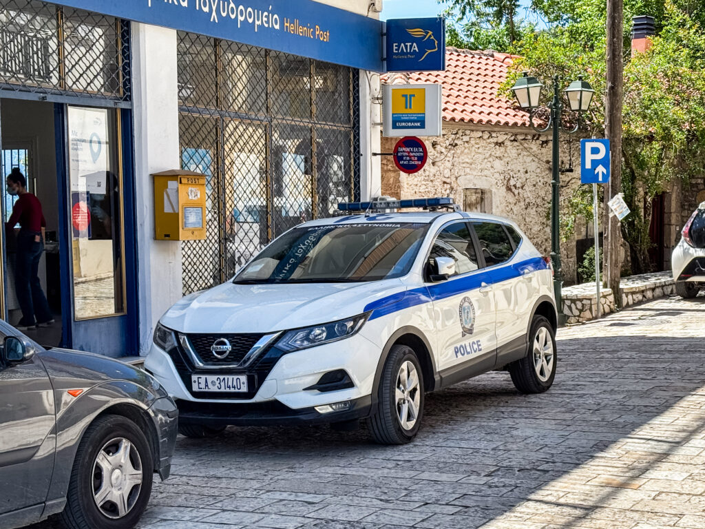 Ληστεία στα ΕΛΤΑ Καλαβρύτων: Μαρτυρία-σοκ από τον πολίτη που τους καταδίωξε – «Μου έστρεψε το καλάσνικοφ»