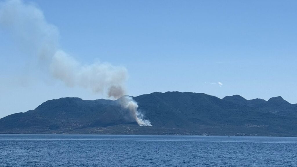 Φωτιά τώρα στα Μέθανα – Σηκώθηκαν 5 εναέρια μέσα (βίντεο)