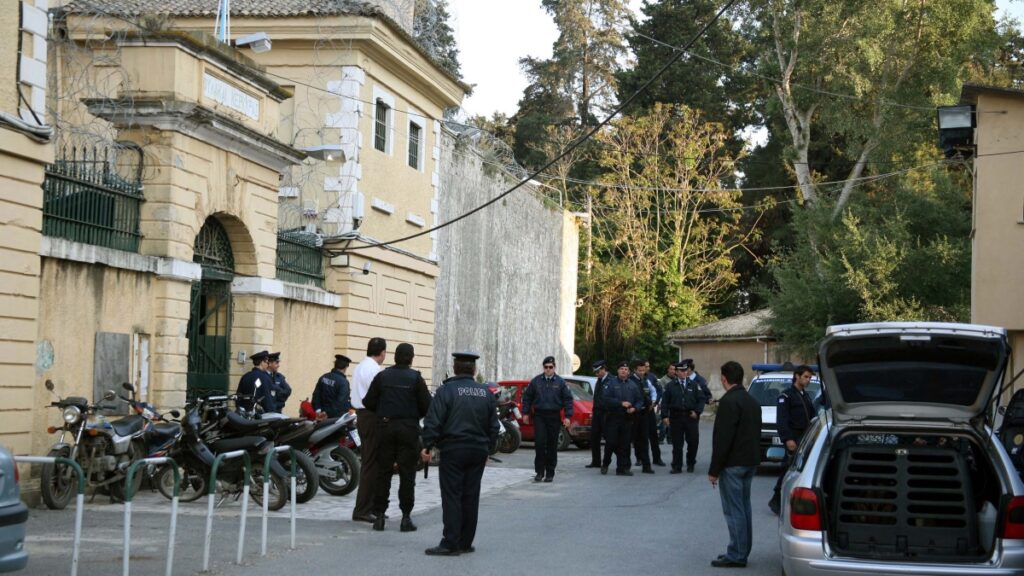 Χαμός στις φυλακές Κέρκυρας: Κρατούμενοι έβαλαν φωτιά σε στρώματα - Έσπευσαν διαπραγματευτές