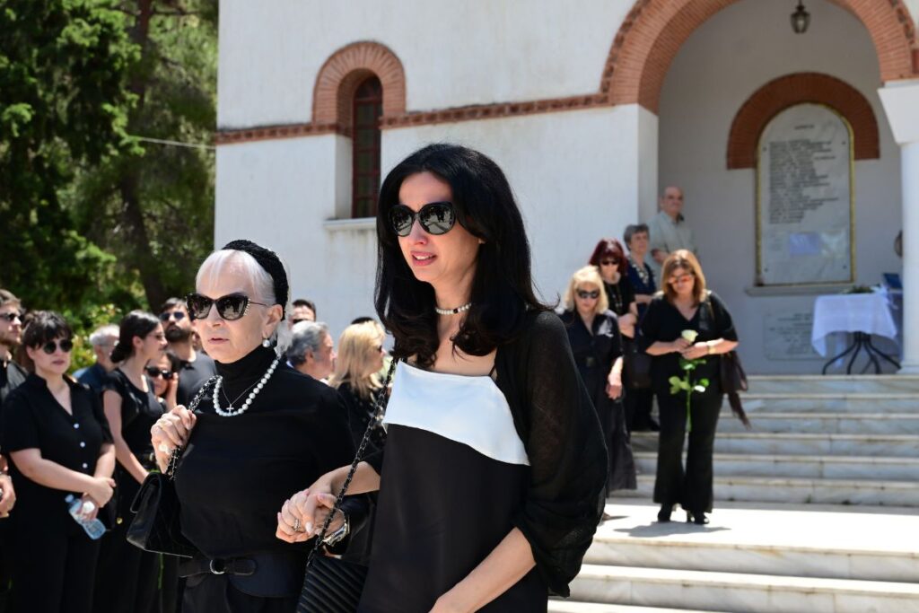 Ήταν όλοι εκεί για τον Νίκο Γαλανό: Συγκινημένη η τελευταία του σύντροφος στην κηδεία του ηθοποιού