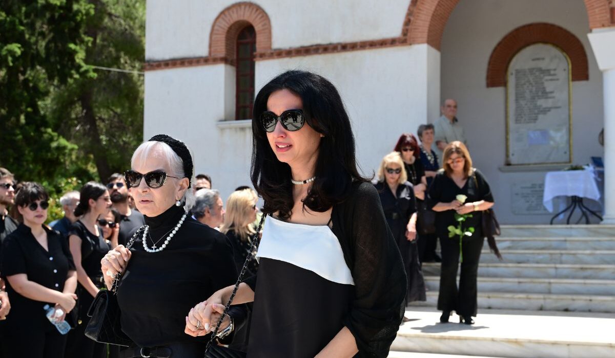 Ήταν όλοι εκεί για τον Νίκο Γαλανό: Συγκινημένη η τελευταία του σύντροφος στην κηδεία του ηθοποιού