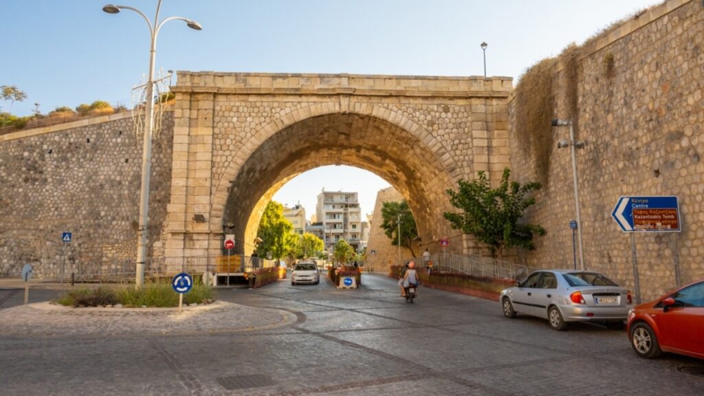 Τραγωδία στο Ηράκλειο: Νεκρή 42χρονη που έπεσε στο κενό από τα ενετικά τείχη
