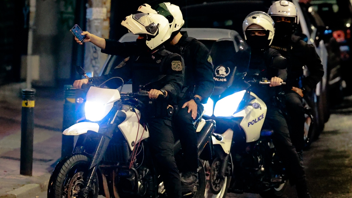 Καταδίωξη στην Κερατέα: 18χρονος έπεσε πάνω σε αστυνομικούς - Δεν είχε δίπλωμα