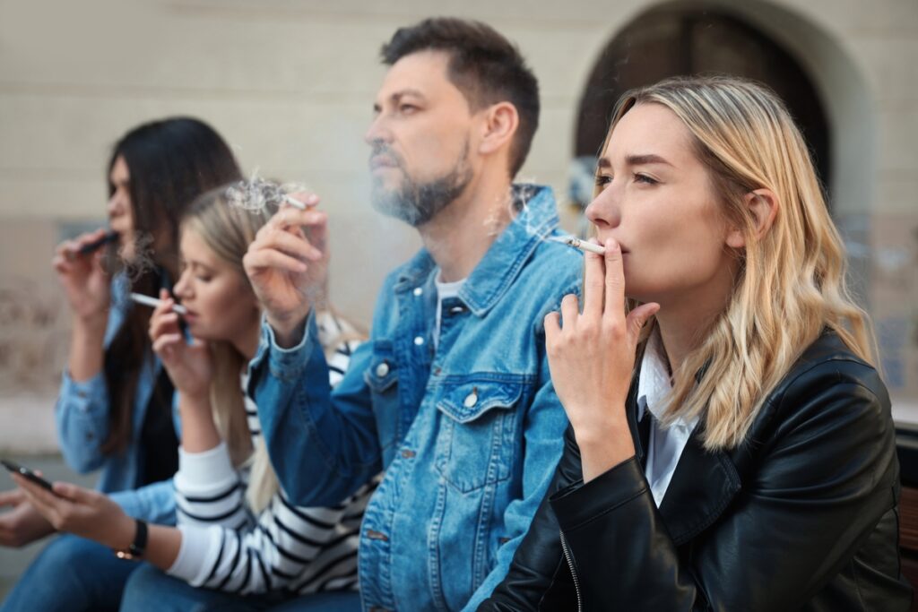 Η Γαλλία κόβει το τσιγάρο και σε ανοιχτούς χώρους – Τέλος σε παραλίες, πάρκα και αθλητικές εγκαταστάσεις