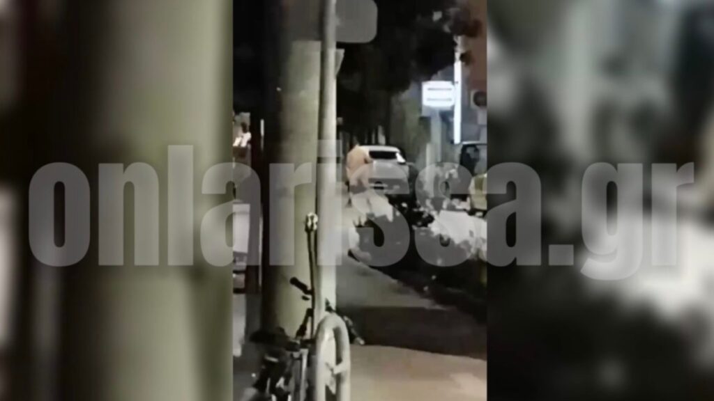 Λάρισα: Κυκλοφορούσε στον δρόμο γυμνός ακούγοντας… μουσική (βίντεο)