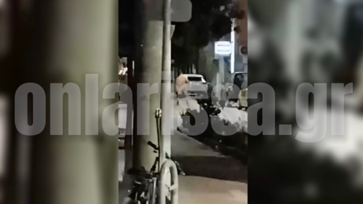 Λάρισα: Κυκλοφορούσε στον δρόμο γυμνός ακούγοντας… μουσική (βίντεο)