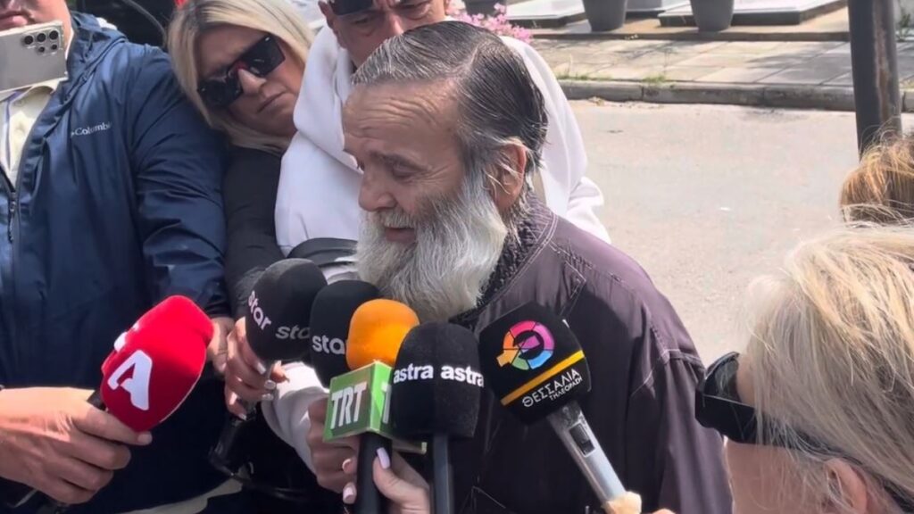 Δολοφονία στη Λάρισα: «Γιατί το έκανε αυτό;» - Συγκλονίζει ο πατέρας της 52χρονης στην κηδεία