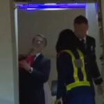 «Θερμό» επεισόδιο για το ζεύγος Μακρόν - Το «χαστούκι» της Μπριζίτ μπροστά στις κάμερες