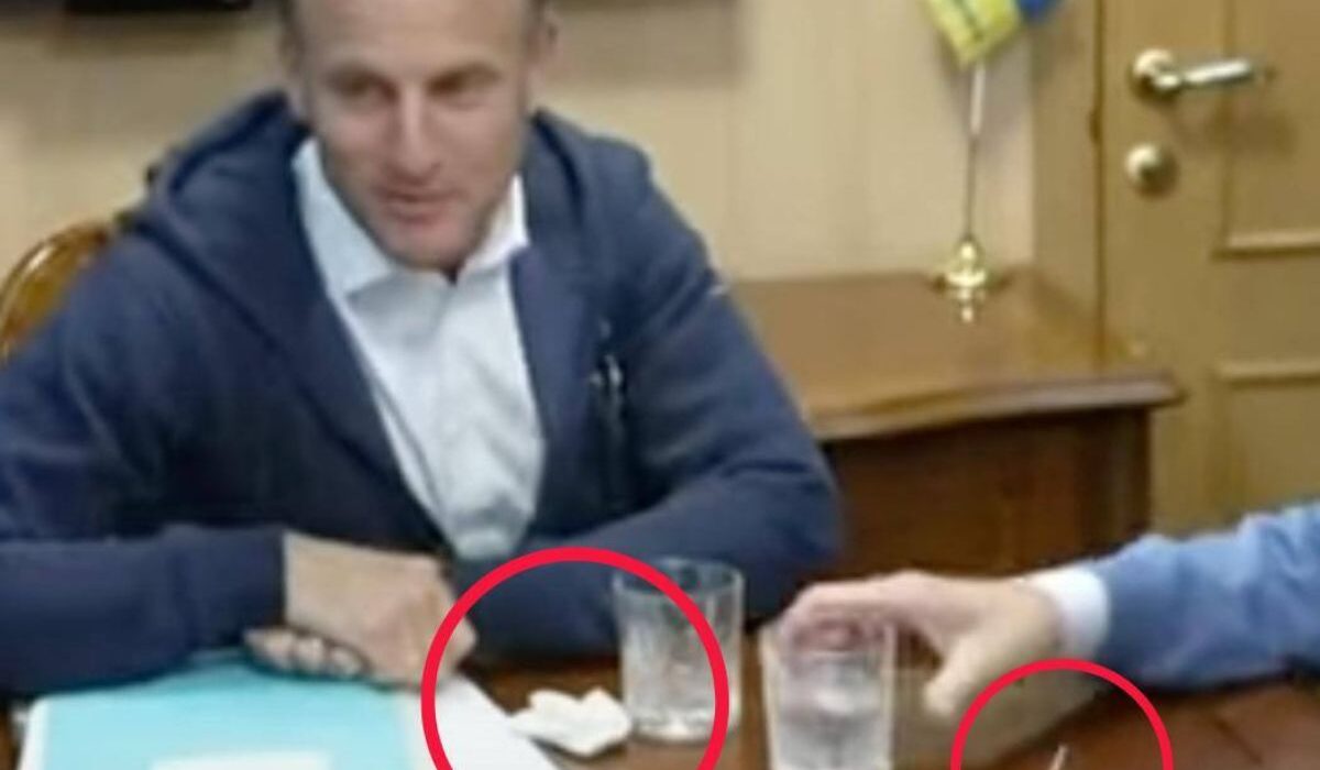 Το βίντεο του τρένου που έγινε viral: Γιατί κρύβει το «φακελάκι» ο Μακρόν