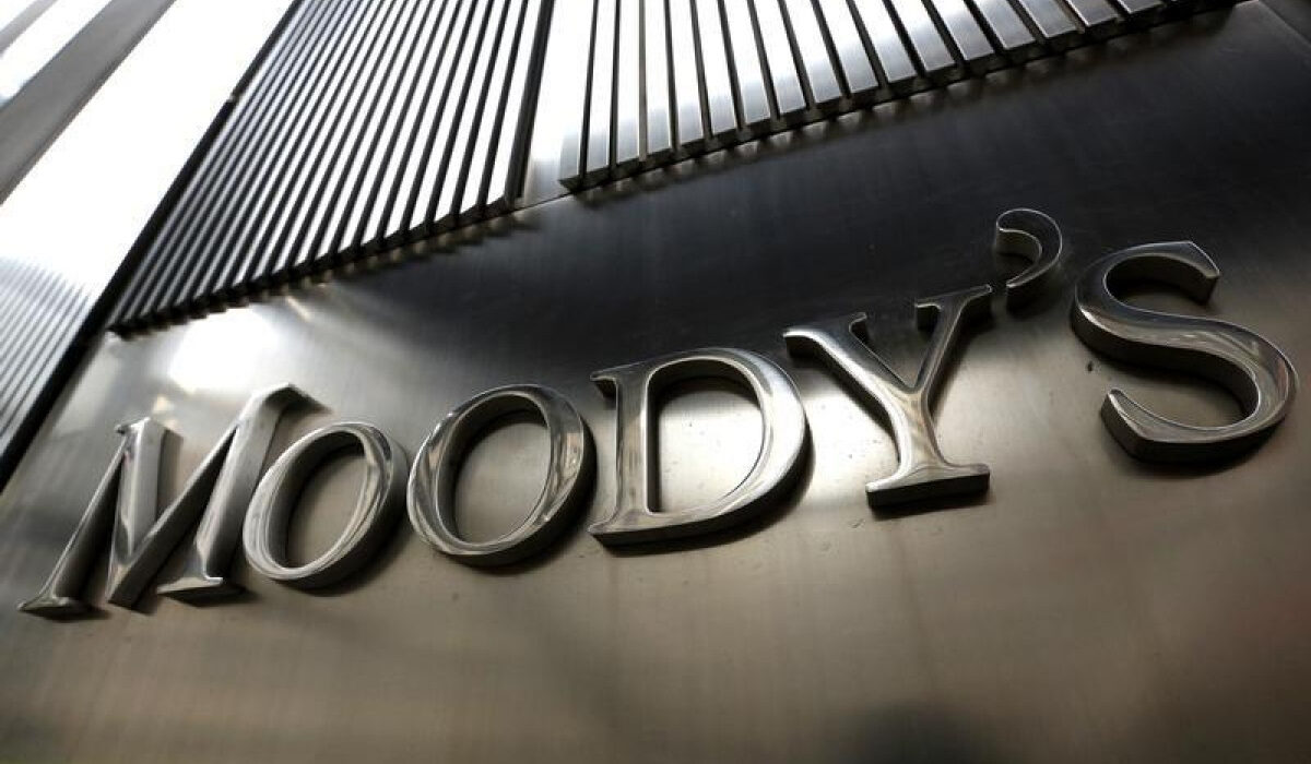 Τι σημαίνει η υποβάθμιση της αμερικανικής οικονομίας από τη Moody's - Ο Λευκός Οίκος καταγγέλλει «συνωμοσία κατά του Τραμπ»