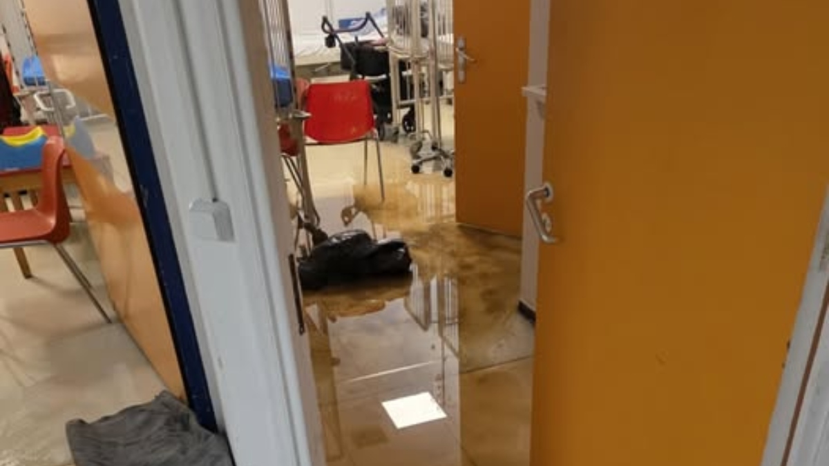 Εικόνες ντροπής στο νοσοκομείο Ρίου - Γέμισε λύματα η Παιδιατρική