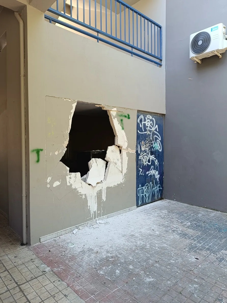 Νέα Ιωνία: Άγριοι βανδαλισμοί σε σχολείο - Άνοιξαν τρύπα σε τοίχο (εικόνες)