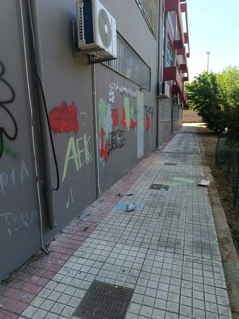Νέα Ιωνία: Άγριοι βανδαλισμοί σε σχολείο - Άνοιξαν τρύπα σε τοίχο (εικόνες)