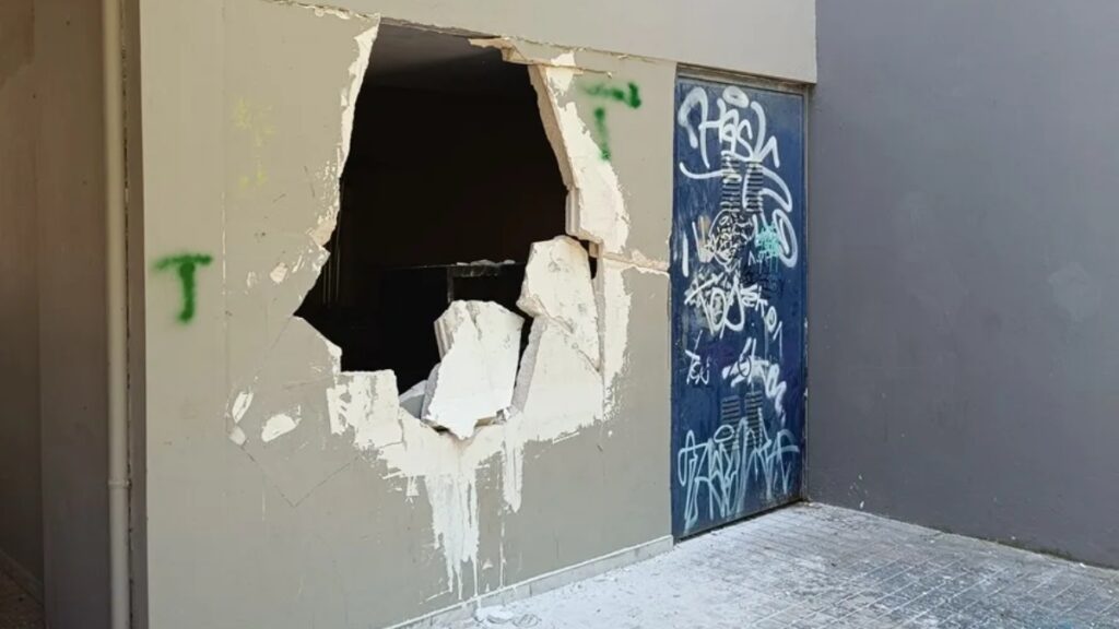 Νέα Ιωνία: Άγριοι βανδαλισμοί σε σχολείο - Άνοιξαν τρύπα σε τοίχο (εικόνες)