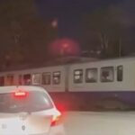 ΟΣΕ το… μεγαλείο σου: Τρένα περνούν στον Ταύρο με τις μπάρες σηκωμένες (βίντεο)