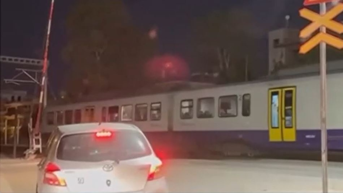 ΟΣΕ το… μεγαλείο σου: Τρένα περνούν στον Ταύρο με τις μπάρες σηκωμένες (βίντεο)