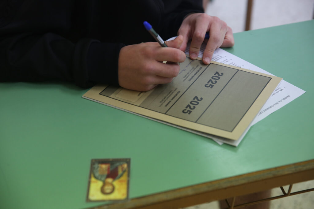 Πανελλήνιες 2025: Μαθήτρια στο Ηράκλειο μπήκε με ακουστικά – Μηδενίστηκε το γραπτό της