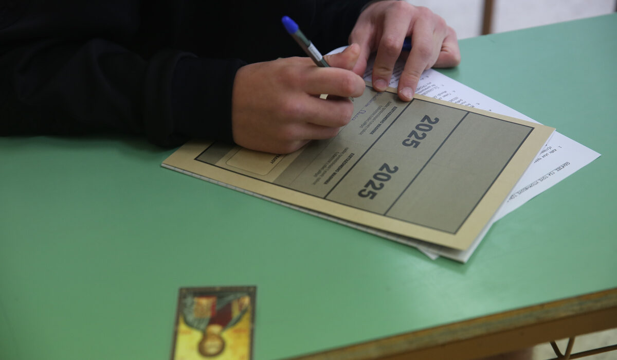 Πανελλήνιες 2025: Μαθήτρια στο Ηράκλειο μπήκε με ακουστικά – Μηδενίστηκε το γραπτό της