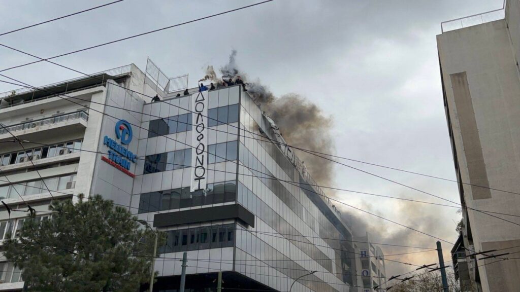 Αθώοι οι «25» του Ρουβίκωνα για το πανό στη Hellenic Train - Υπέρ τους συγγενείς θυμάτων των Τεμπών