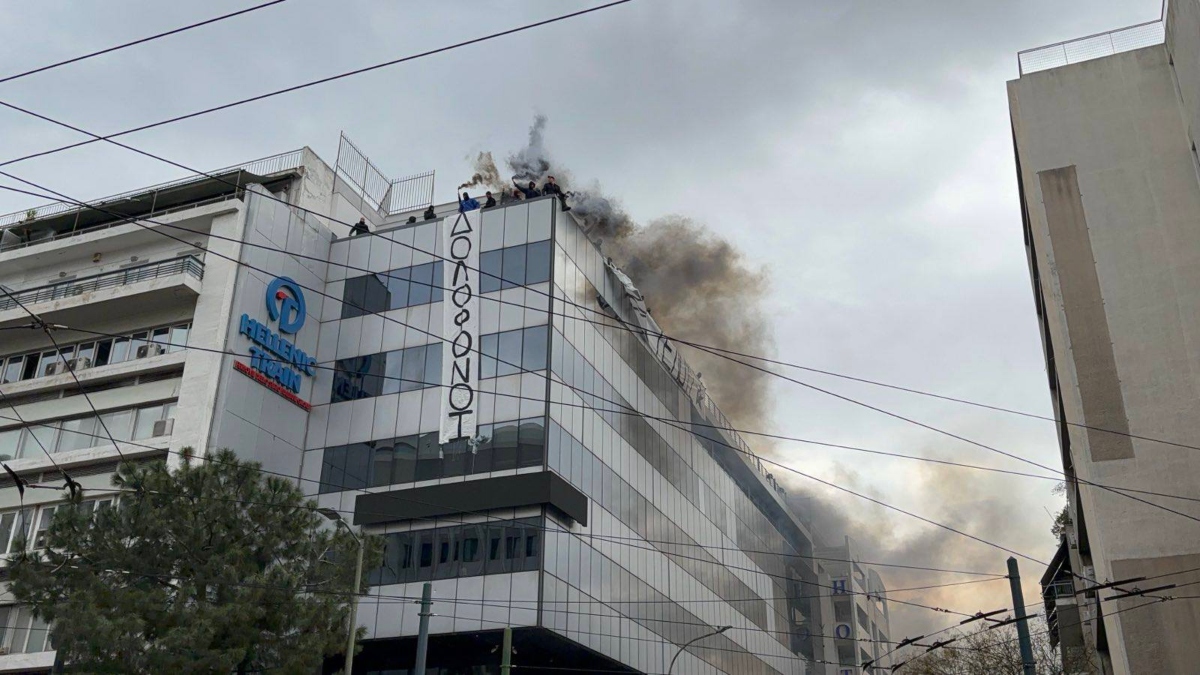 Αθώοι οι «25» του Ρουβίκωνα για το πανό στη Hellenic Train - Υπέρ τους συγγενείς θυμάτων των Τεμπών