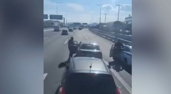 Ιστορίες οδηγικής τρέλας: Οδηγός σταμάτησε στη μεσαία λωρίδα στον Κηφισό για να κάνει την ανάγκη του (Βίντεο)