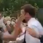 Το διάσημο χαστούκι στον Εμανουέλ Μακρόν το 2021.