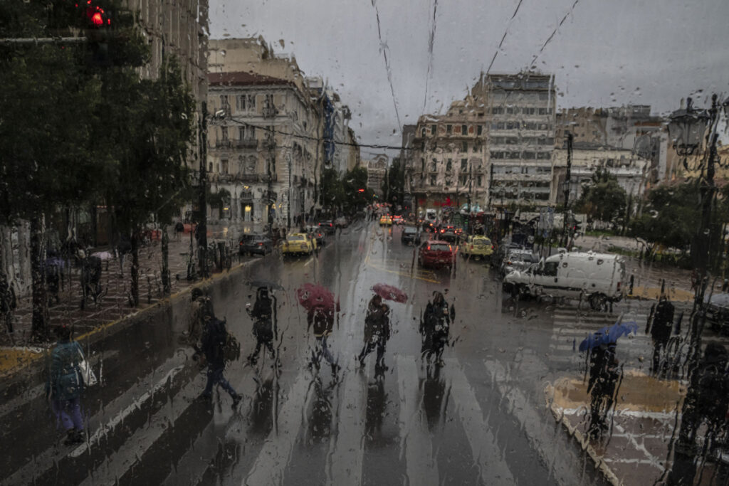 Πρόωρο καλοκαίρι τέλος: Έρχεται πενθήμερη αστάθεια με βροχές και πτώση της θερμοκρασίας
