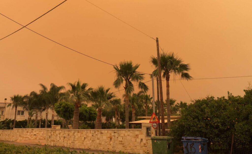 Καιρός: Η αφρικανική σκόνη «έπνιξε» την Κρήτη – «Κοκκίνισε» ο ουρανός