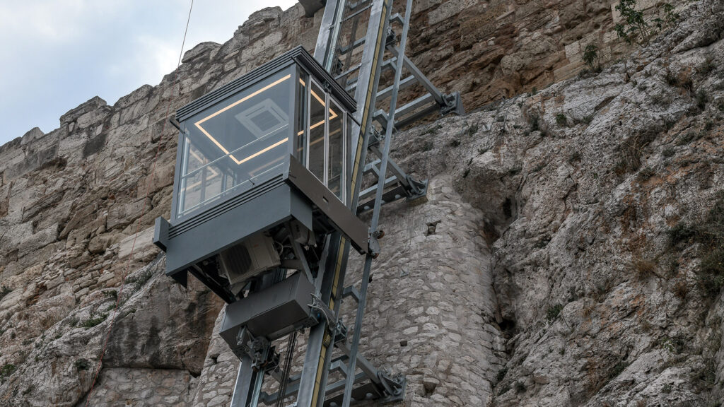 Ακρόπολη: Κλειστό για άλλη μία εβδομάδα το ασανσέρ