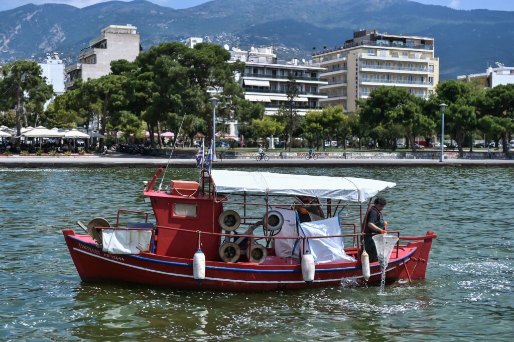Γιατί μυρίζει τόσο άσχημα δημοφιλές λιμάνι της Ελλάδας