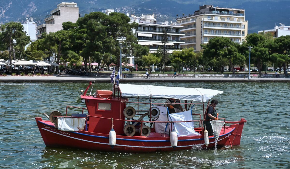 Γιατί μυρίζει τόσο άσχημα δημοφιλές λιμάνι της Ελλάδας