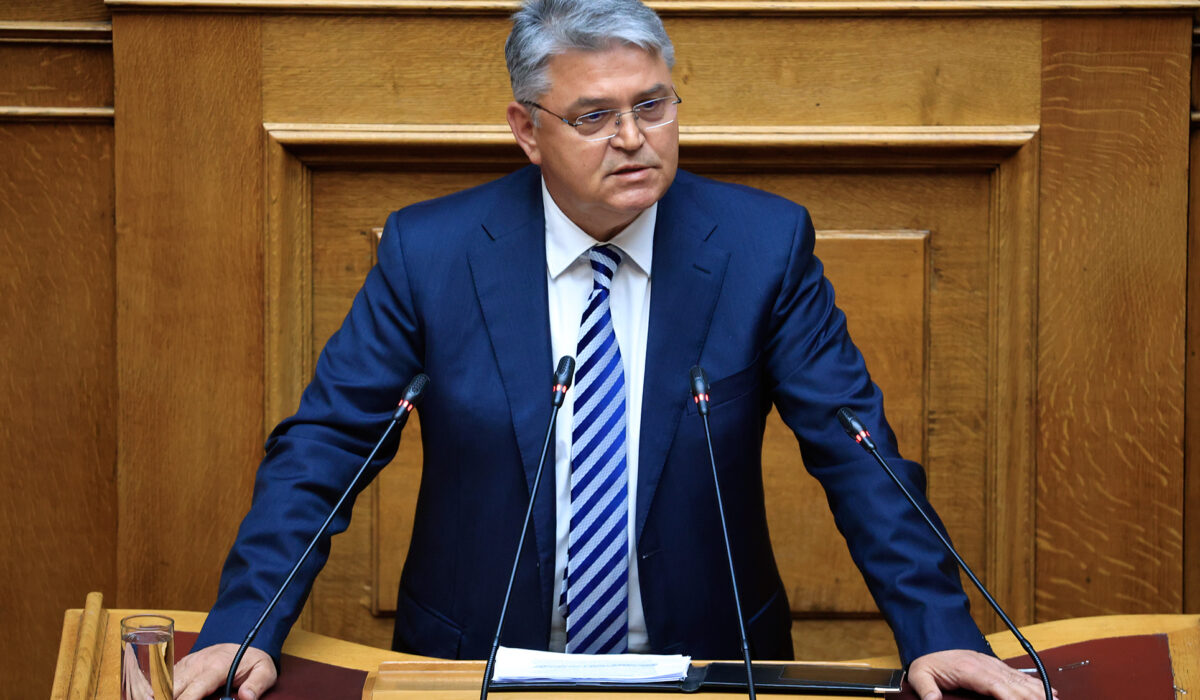 «Μαλλιά κουβάρια» στη Νίκη: Επιστολή 45 πρώην μελών κατά Νατσιού – Τι απαντά το κόμμα
