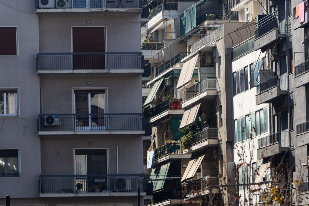 Η Εφορία στοχεύει 700.000 σπίτια που δηλώνονται «κλειστά» αλλά το ρολόι ρεύματος... γυρίζει