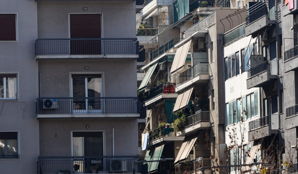 Η Εφορία στοχεύει 700.000 σπίτια που δηλώνονται «κλειστά» αλλά το ρολόι ρεύματος... γυρίζει
