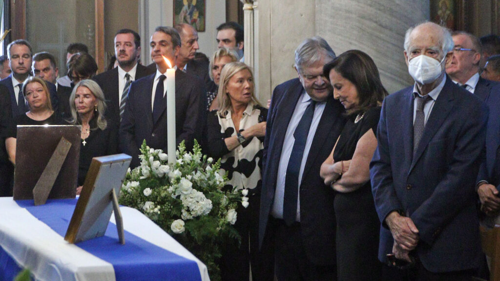 Από μακριά Βενιζέλος και Μητσοτάκης