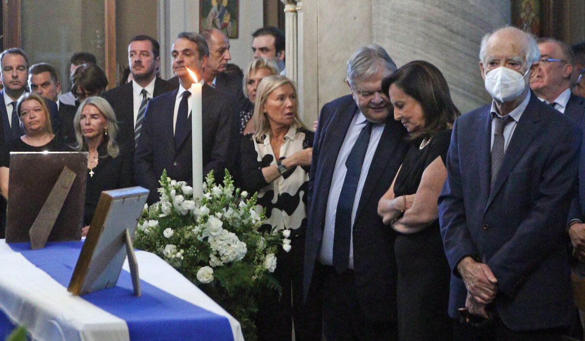 Από μακριά Βενιζέλος και Μητσοτάκης