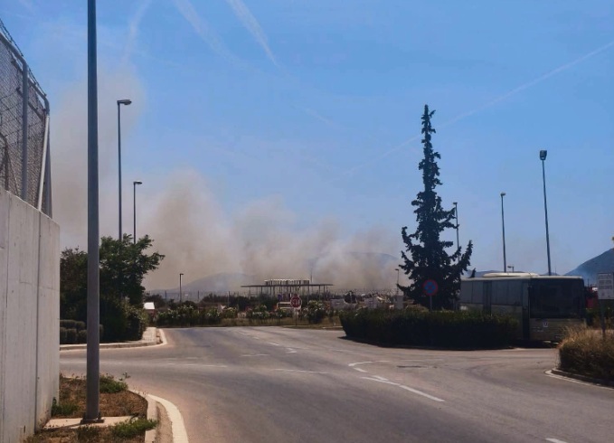 Φωτιά στο Μαρκόπουλο – Στη μάχη και εναέρια μέσα