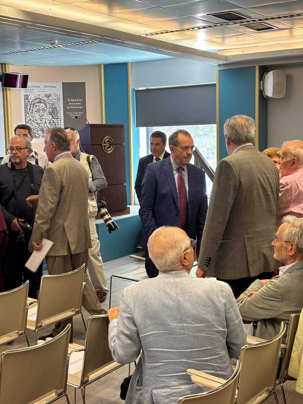 «Η μπαλάντα των Ολυμπιακών Αγώνων»: Πλήθος πολιτικών στην παρουσίαση του βιβλίου από Βενιζέλο, Αγγελοπούλου